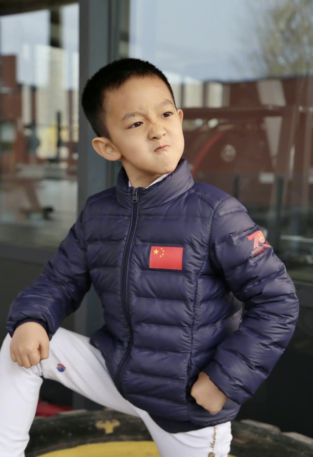 于谦罕见晒小儿子照片,大儿子子承父业学相声,小儿子主攻马术