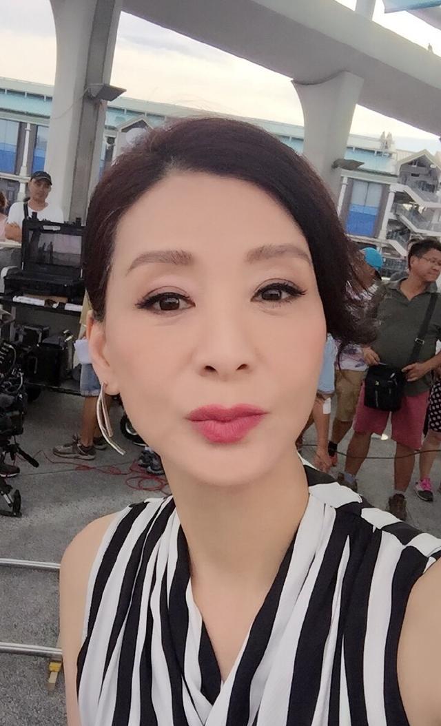 魅力依旧!56岁不老女神夏文汐罕见露面,容光焕发女人味十足