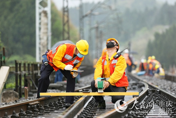 技术人员在做开通前的检测. 中国铁路成都局集团有限公司供图