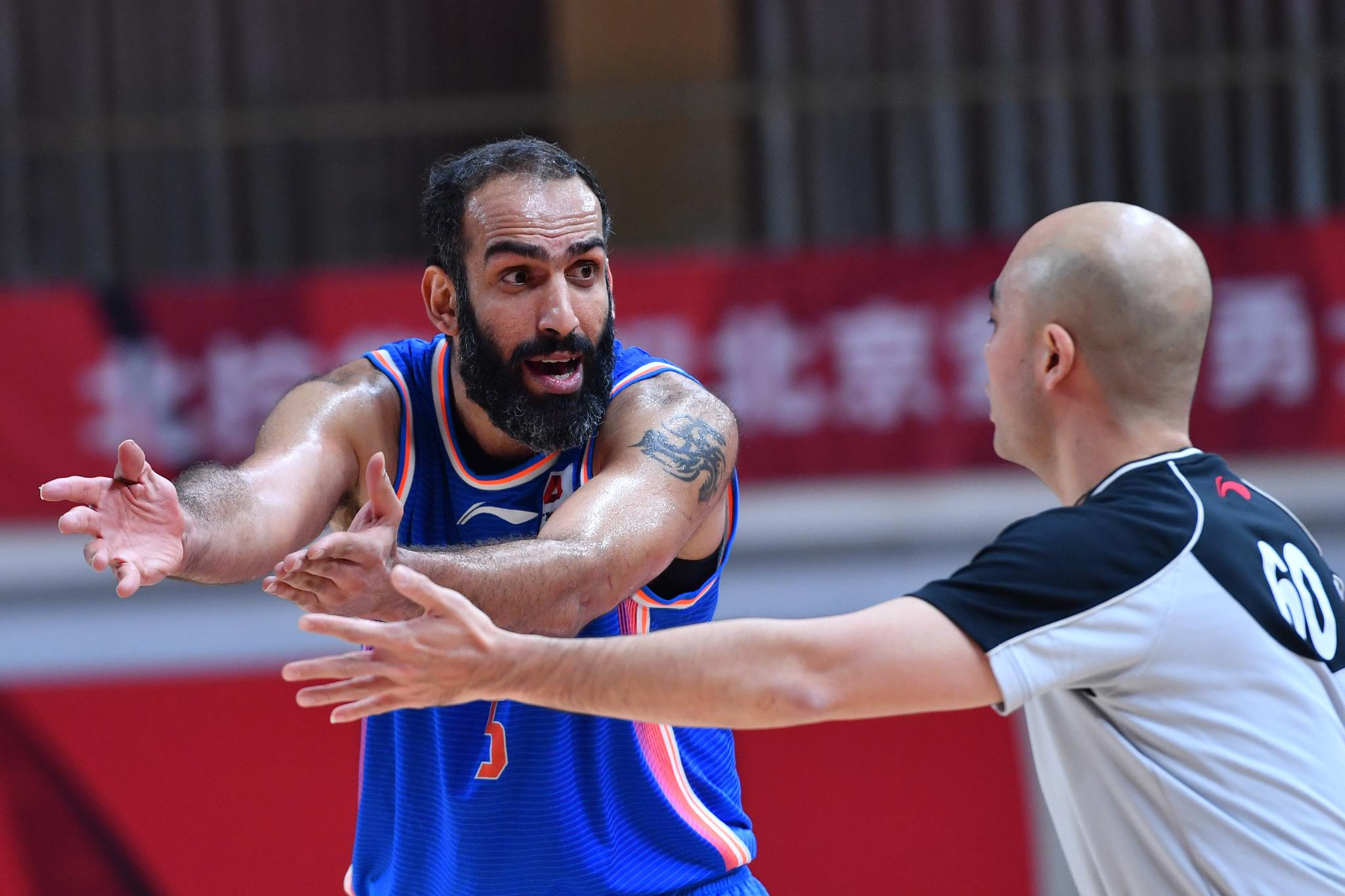 孙桐林三名内线球员接连在外线开火,而四川队则利用哈达迪与亨特的双