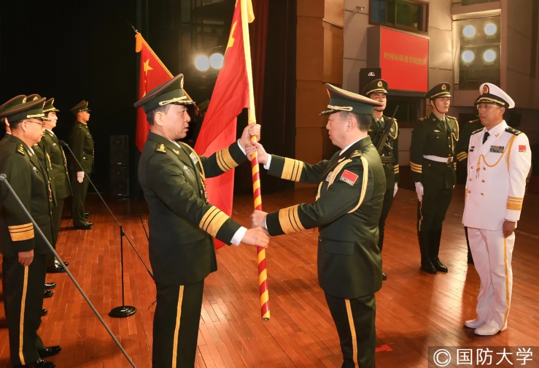 国防大学向4个军级单位授予军旗
