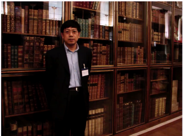 荣新江在大英博物馆内部的旧图书馆