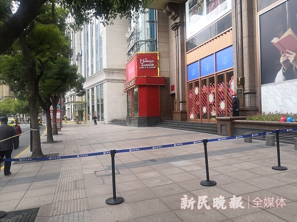 图说:新世界城门口围起警戒线 新民晚报记者夏韵/摄