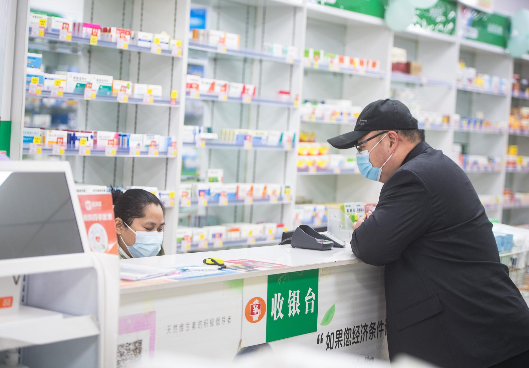 5点,入驻社区服务的出租车师傅董杰赶到黄石路国药汉口大药房帮忙排队