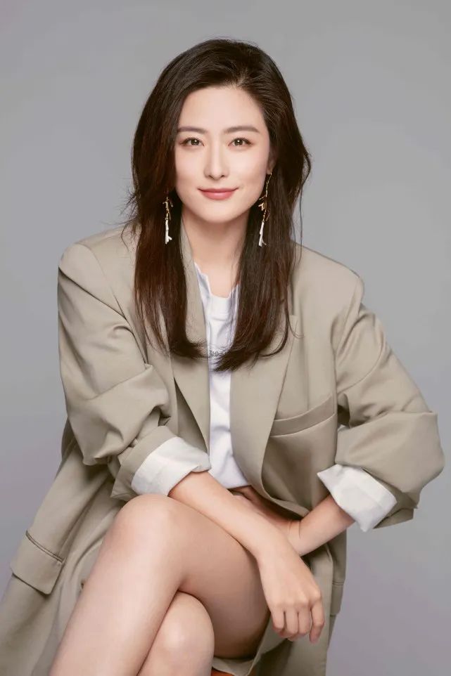 徐百慧"霸总版"港风大片释出 飒爽满分气场十足|金色索玛花|气场|满分