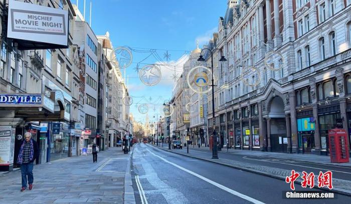 资料图：圣诞节前的英国伦敦，街上行人稀少，影院和非必需商店全部关闭。 中新社发 张梦琪 摄
