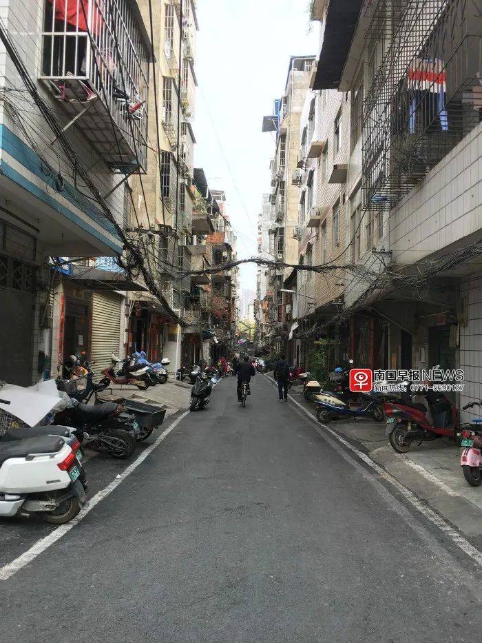很多老朋友看到这个都会笑着说:不就是七叔粉肠锅吗?地委对面的小巷口,切,大惊小怪!