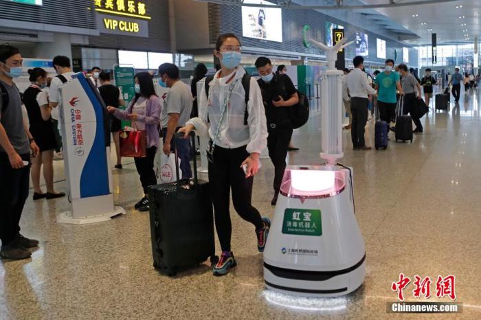 资料图：消毒机器人正在上海虹桥机场T2航站楼内消毒。 殷立勤 摄