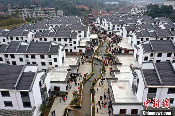 航拍江西德兴"最美新农村":仿古城池迎客来