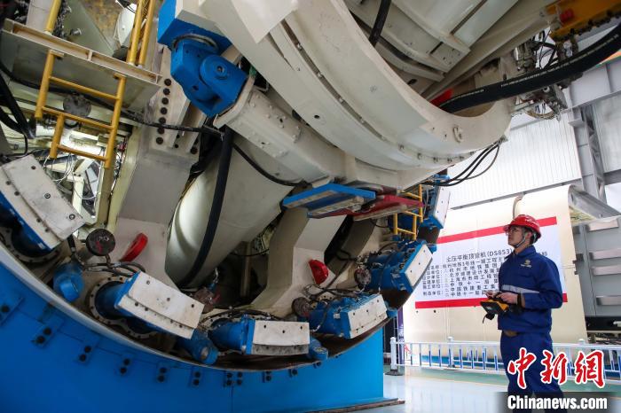 图为盾构基地工人正在检修设备 徐云华 摄