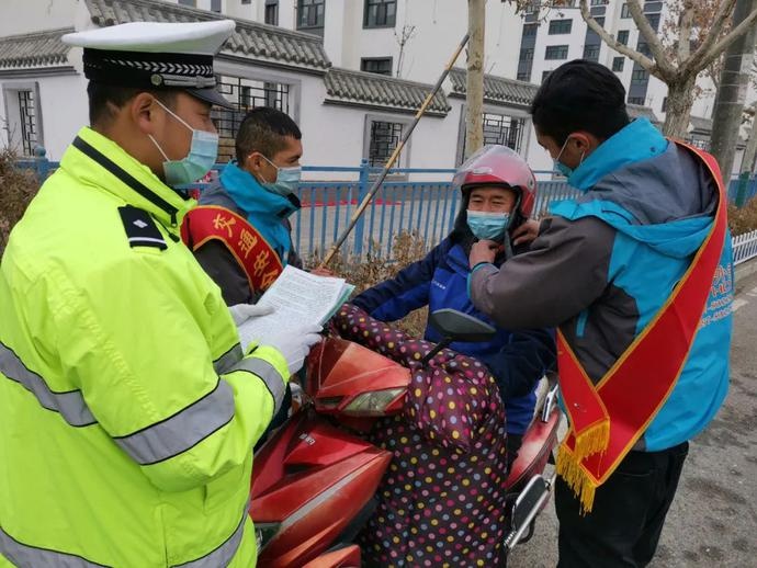 乌什县公安局交通管理大队联合外卖员开展宣传劝导工作