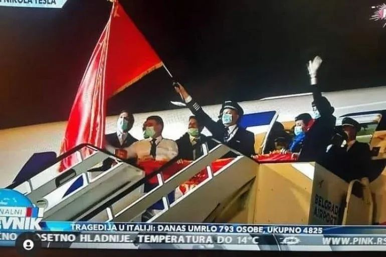 塞尔维亚英雄机长因新冠去世，曾在机场挥舞中国国旗致谢