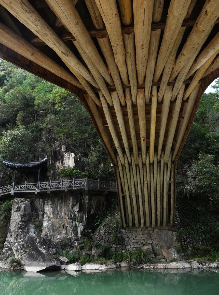 庆元淤濛桥的木拱系统廊桥月牙瓦盖顶,桥上面石板或木板辅就.