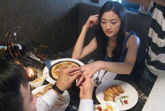 如何看待老板包养小三的行为,妻子怎么办?听听两个过来人怎么说