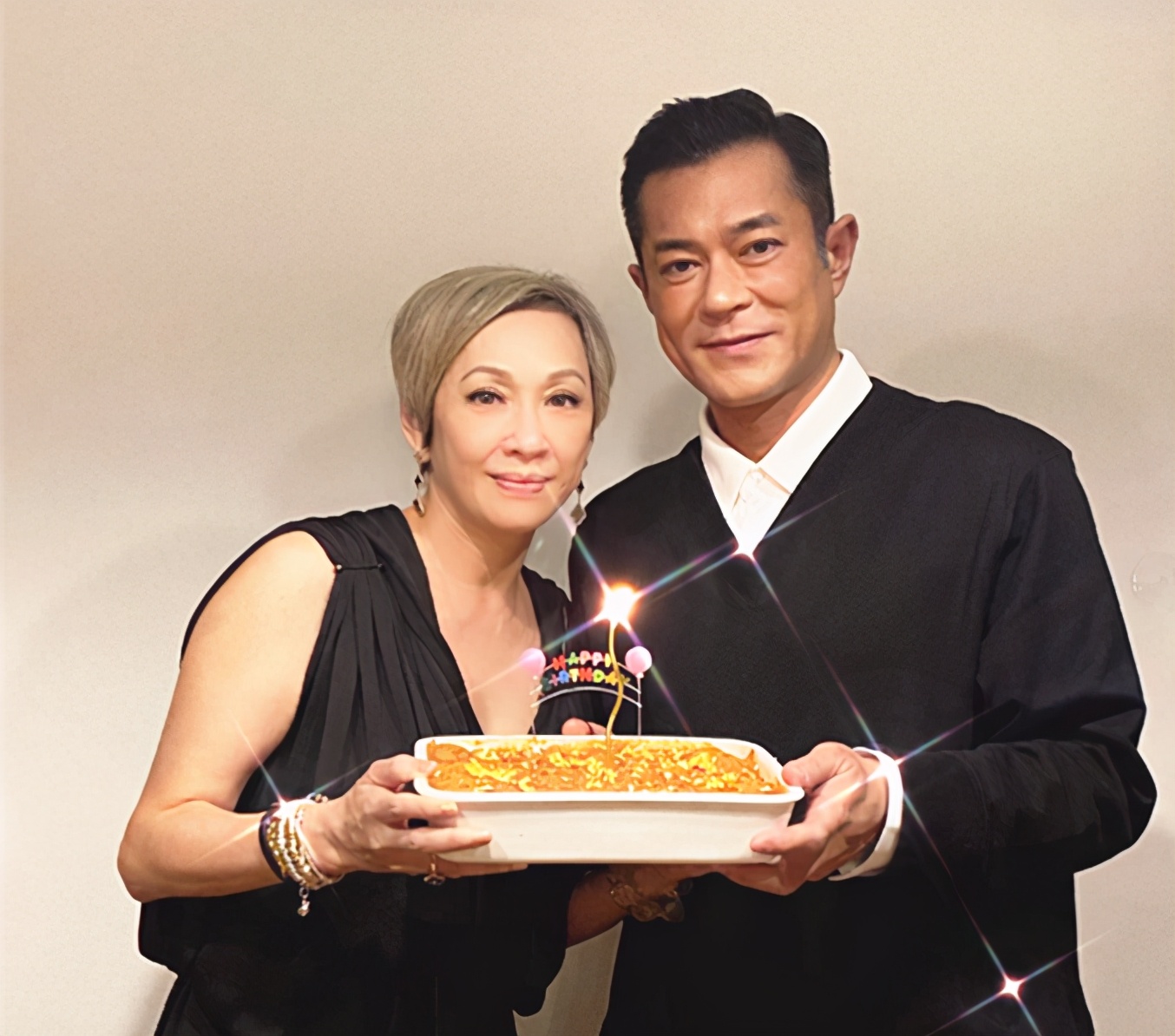 周润发前妻晒庆生照老了还染金发穿露臂装没陈荟莲一半真实