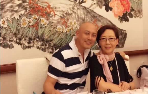 如今高宏亮和胡焰已经结婚30年了,两人感情一直是非常恩爱,在圈内从未