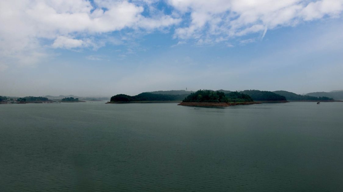 便利的,整个度假区是依托武都引水工程的骨干工程沉抗水库建立起来的