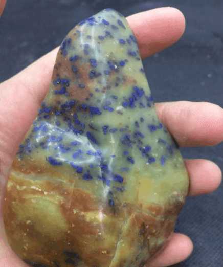 农民山里捡回一块"斑点石", 听到专家的话后, 瞬间惊到了!