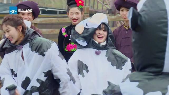 当红女明星滚在地上扯头花,有!