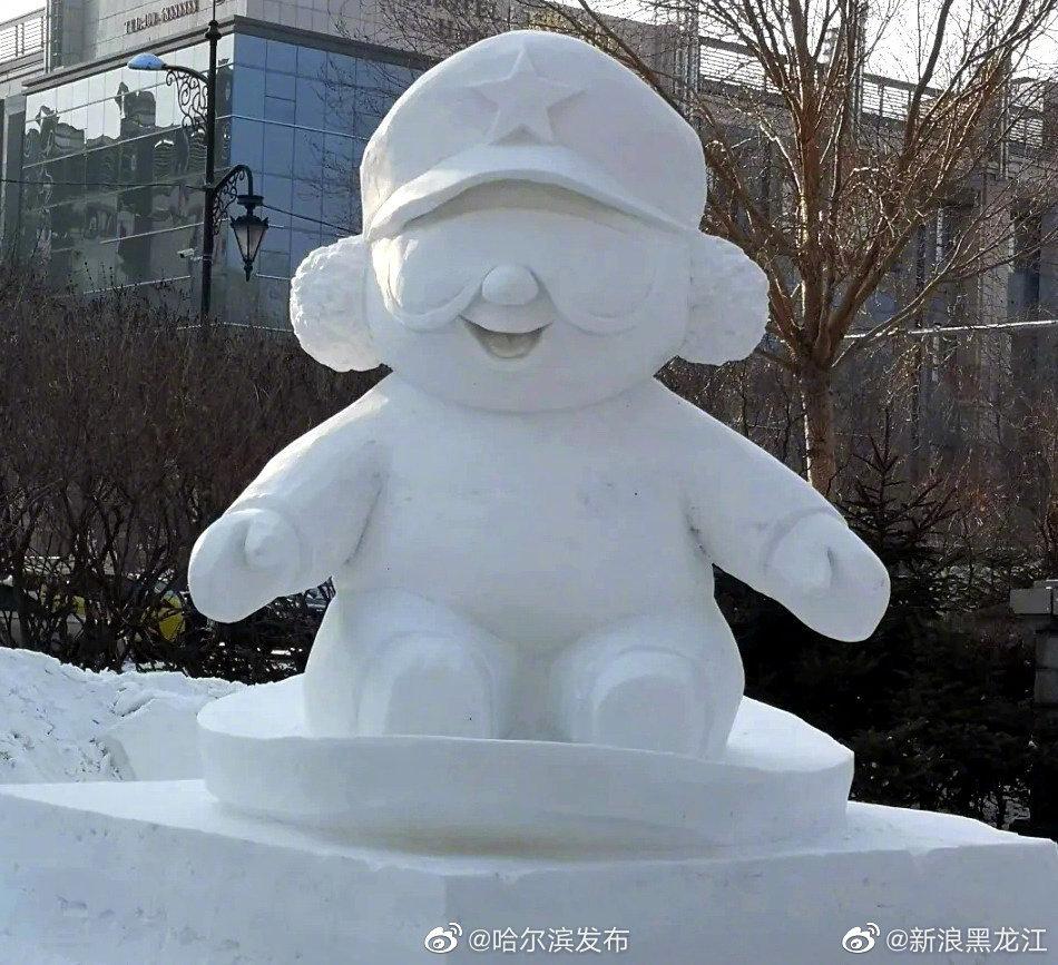 哈尔滨雪塑群亮相松花江畔
