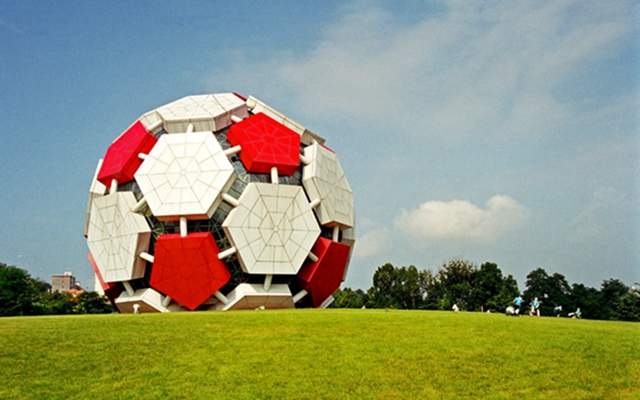 就像大连市劳动公园的"大足球"一样,时代不同,不见得就有其存在的必要