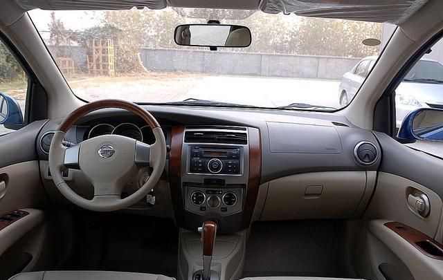 内饰方面,骏逸有点类似当年的骐达(配置|询价),采用了不同深浅的棕色