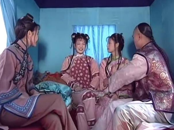 乘马车逃亡时,谁注意小燕子等人的动作,太过于暖心!