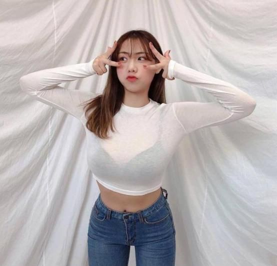 胖女神白衬衫和紧身牛仔裤肉感美隐藏不住