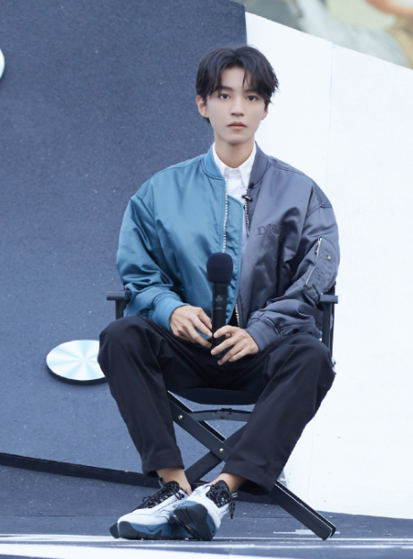 王俊凯逆袭式长大身高1米82仅48kg这是要当超模吗