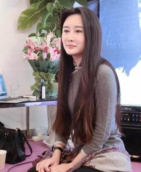 妻子为张纪中盖被子摆拍明显，夫妻年龄差30岁遭嘲“孙女真孝顺”休闲区蓝鸢梦想 - Www.slyday.coM