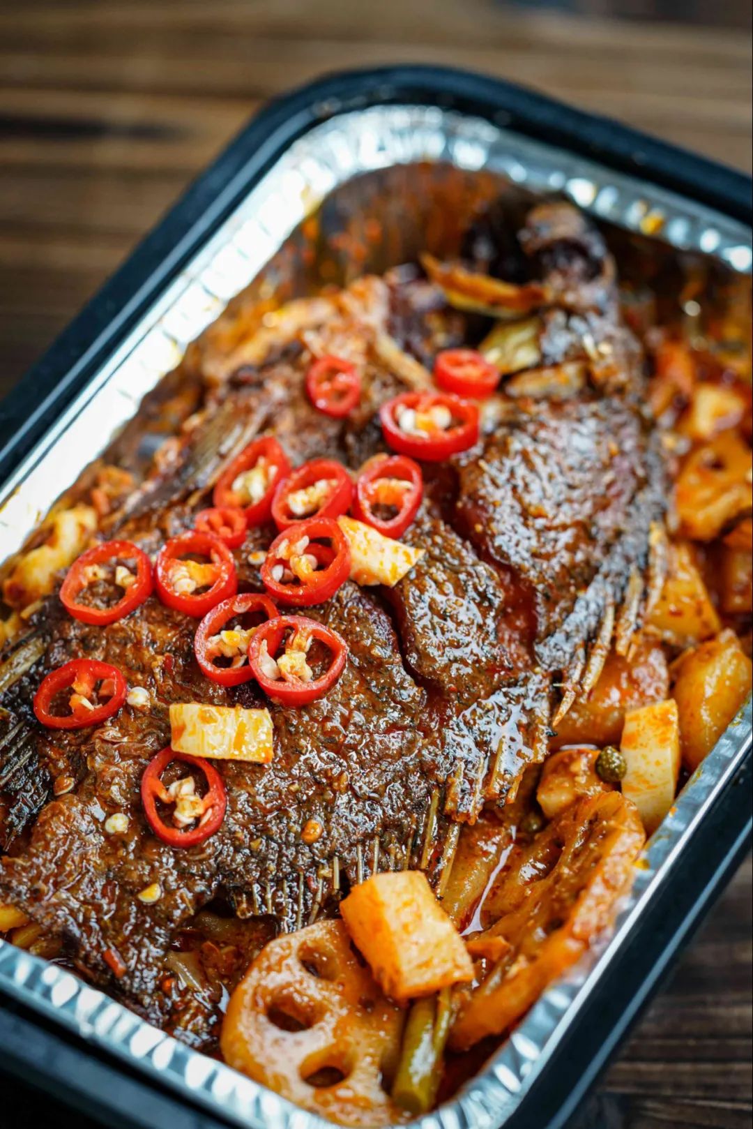 不用开火,15分钟搞定1条新鲜热辣的烤鱼,配菜超满足