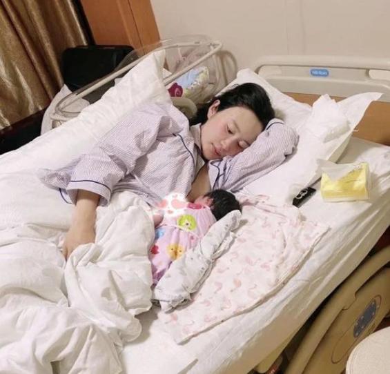 妻子为张纪中盖被子摆拍明显，夫妻年龄差30岁遭嘲“孙女真孝顺”休闲区蓝鸢梦想 - Www.slyday.coM