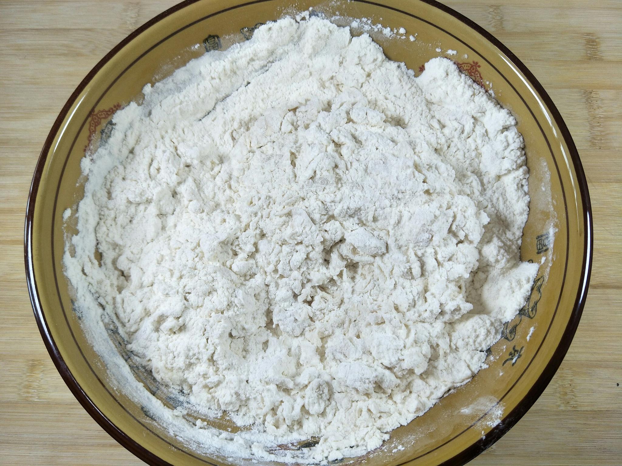 天冷发面有诀窍,酵母粉里多加1味,面团蓬松,一个小时发满盆