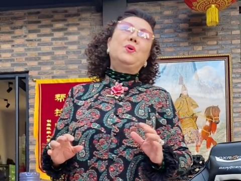 杨议夫人孟真罕露面,曾是歌星红过老公!恩爱31年无惧富婆示威