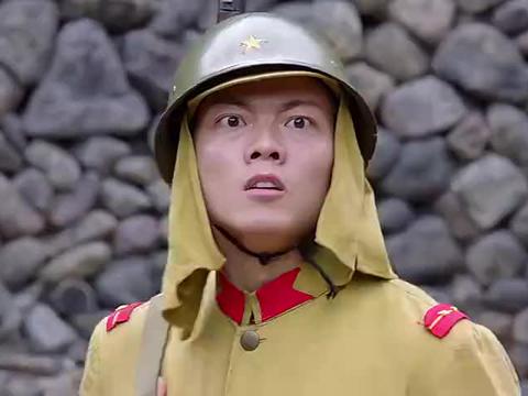 瑞年扮成日本军官,鬼子想查他,瑞年直接狂扇他耳光笑喷