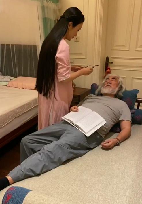 妻子为张纪中盖被子摆拍明显，夫妻年龄差30岁遭嘲“孙女真孝顺”休闲区蓝鸢梦想 - Www.slyday.coM