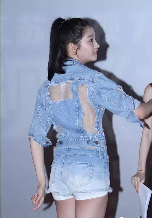 关晓彤年纪轻轻的,怎么穿的像大妈一样,这造型一言难尽