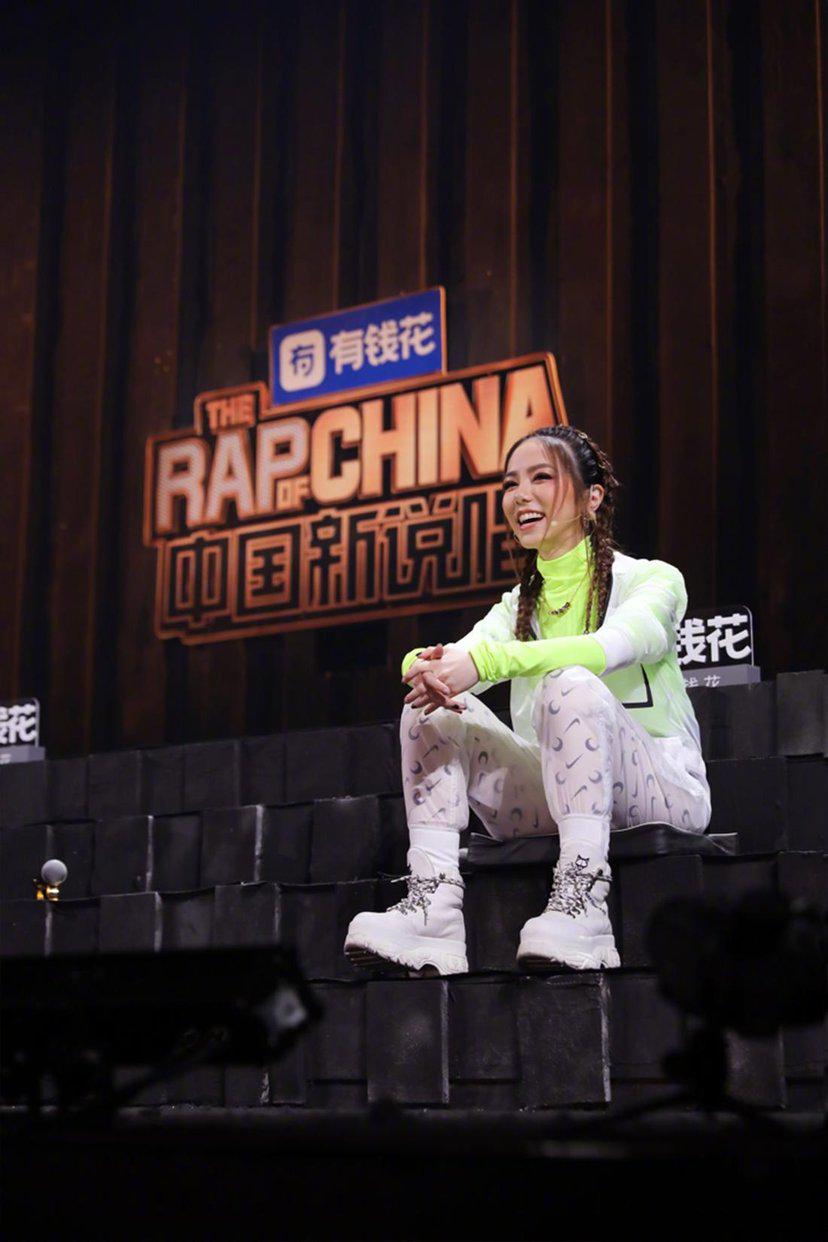 一段镜头使邓紫棋登上热搜,在电竞解说台睡着,网友像上课打瞌睡