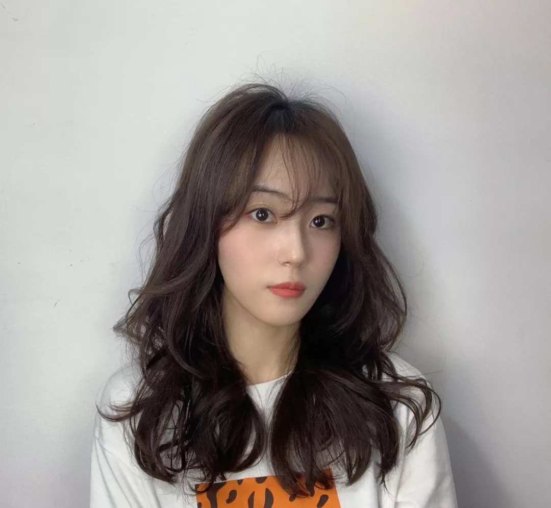 无数女孩的最爱烫发季节必不可少的烫满头发型俏皮可爱妩媚动人