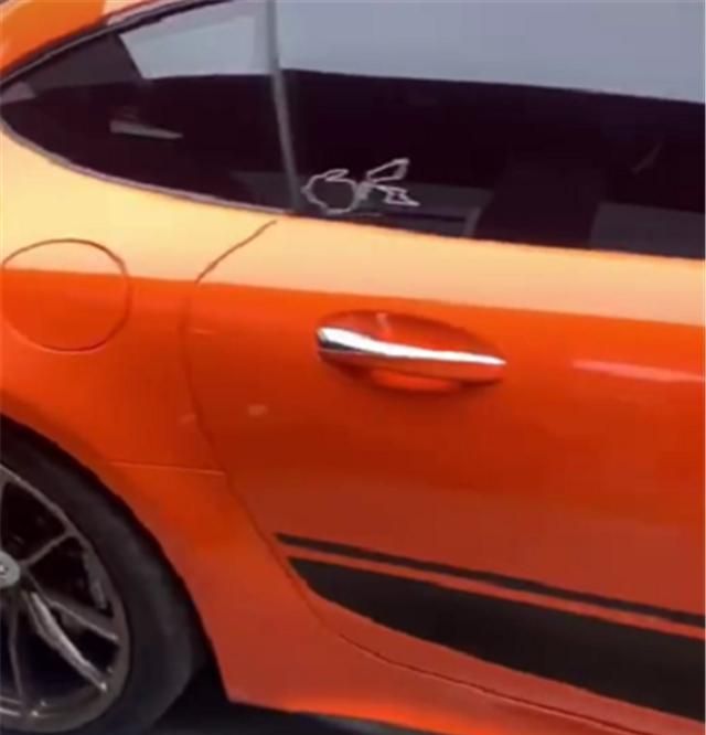 爱马仕橙奔驰amggtr车价7位数漆面就值5位数上街拉风