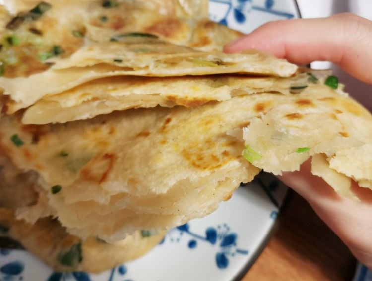葱花烙饼怎样做才好吃?有人开水烫面有人用发面,教你正确做法