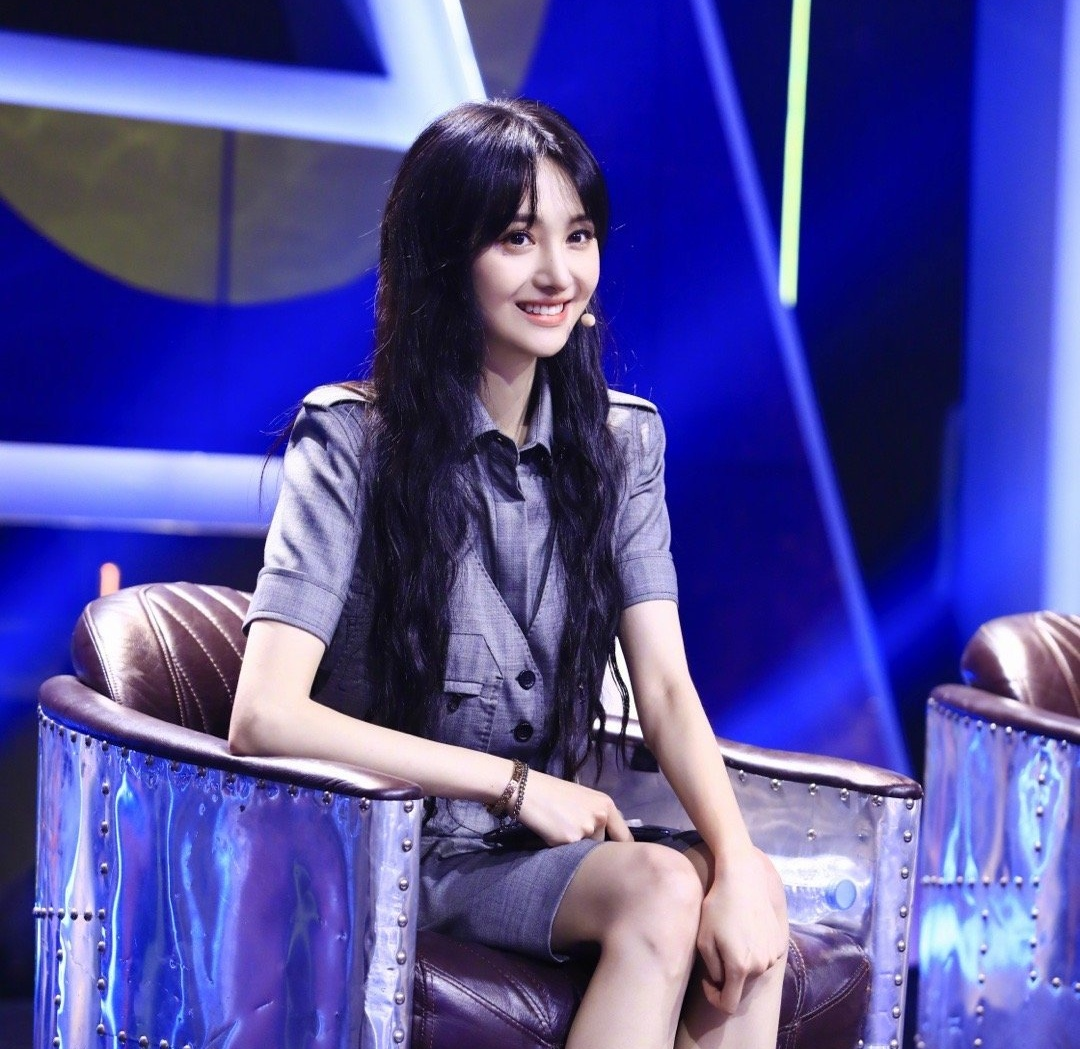 收视率开始回暖,郑爽也是尽职的配合节目,四个助力导师,明显只有她在