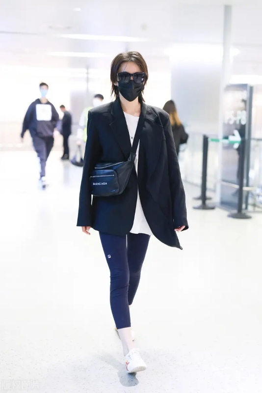 张馨予排场好大啊,在后台需要两人扶着走,华少只能跟在后面