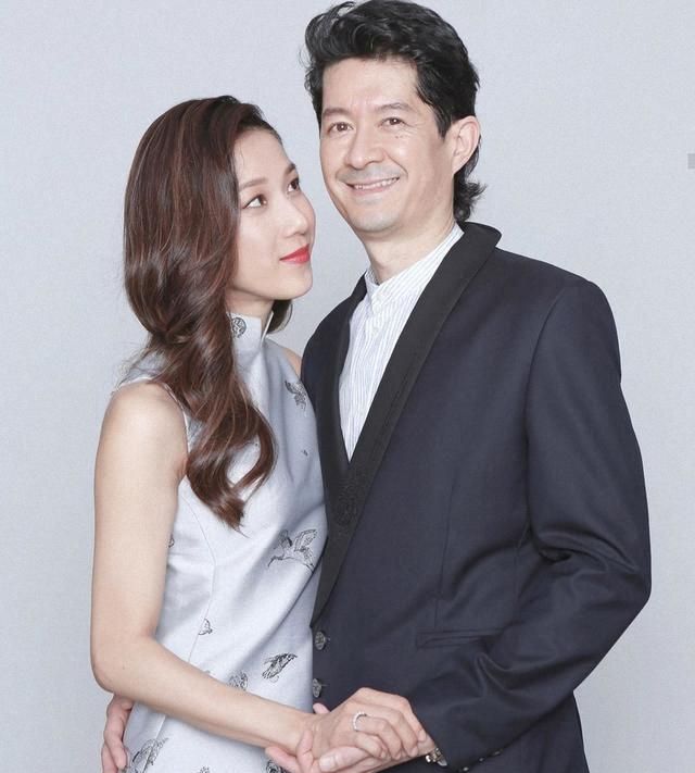 钟嘉欣的老公jeremy,是一位开脊医诊所的脊骨治疗师,比钟嘉欣年长13岁