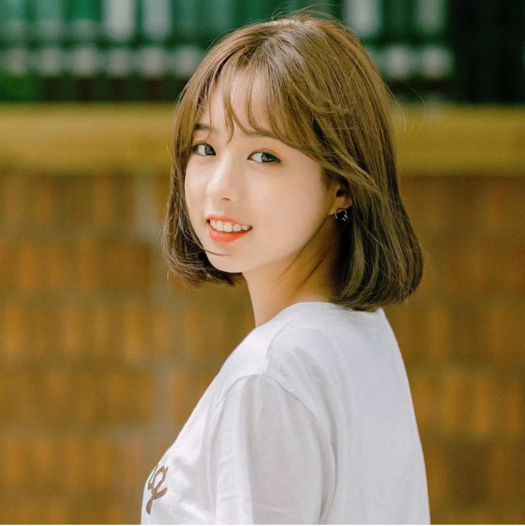 秋冬系邻家女孩发型,甜甜的少女感也让人欲罢不能