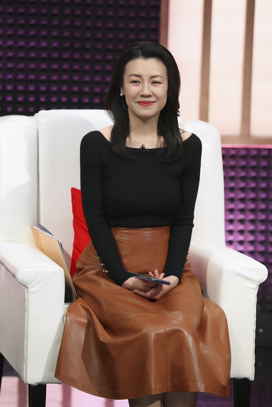 梅婷与刘琳亮相,无论裤装还是西装搭裙,都散发中年女性的优雅