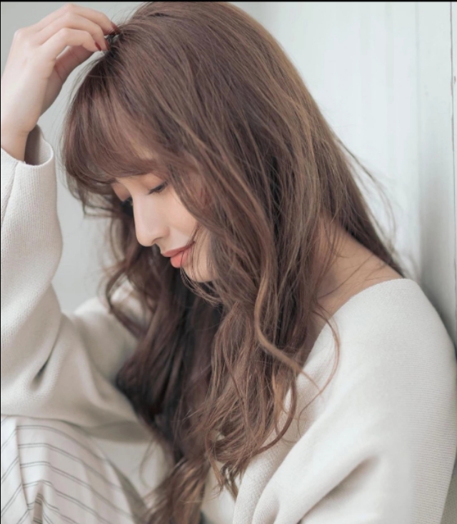 最受女生欢迎的秋冬发型随意自然又好看的慵懒感卷发