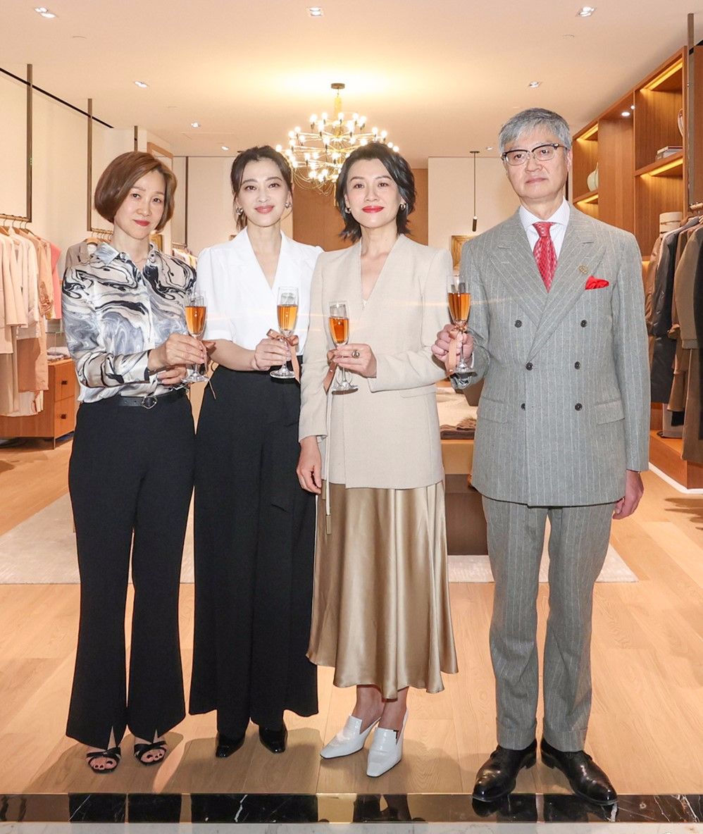 梅婷与刘琳亮相,无论裤装还是西装搭裙,都散发中年女性的优雅