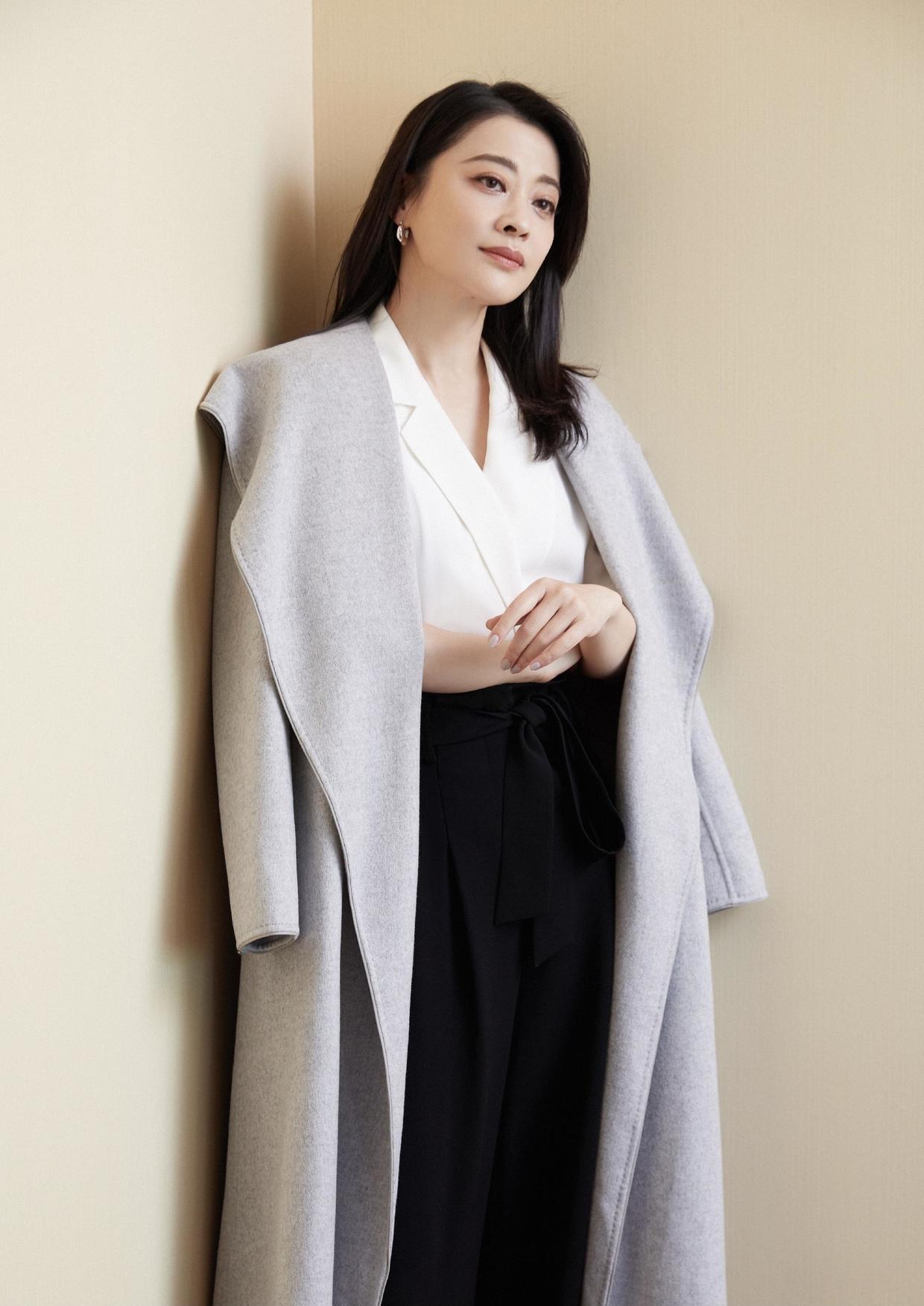 梅婷的穿搭真有气场,一身卡其色西装干练利落,霸气十足超a的