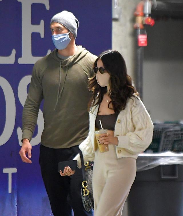 艾莎·冈萨雷斯和新男友撒狗粮,秀出完美腹肌,身段优雅又迷人!